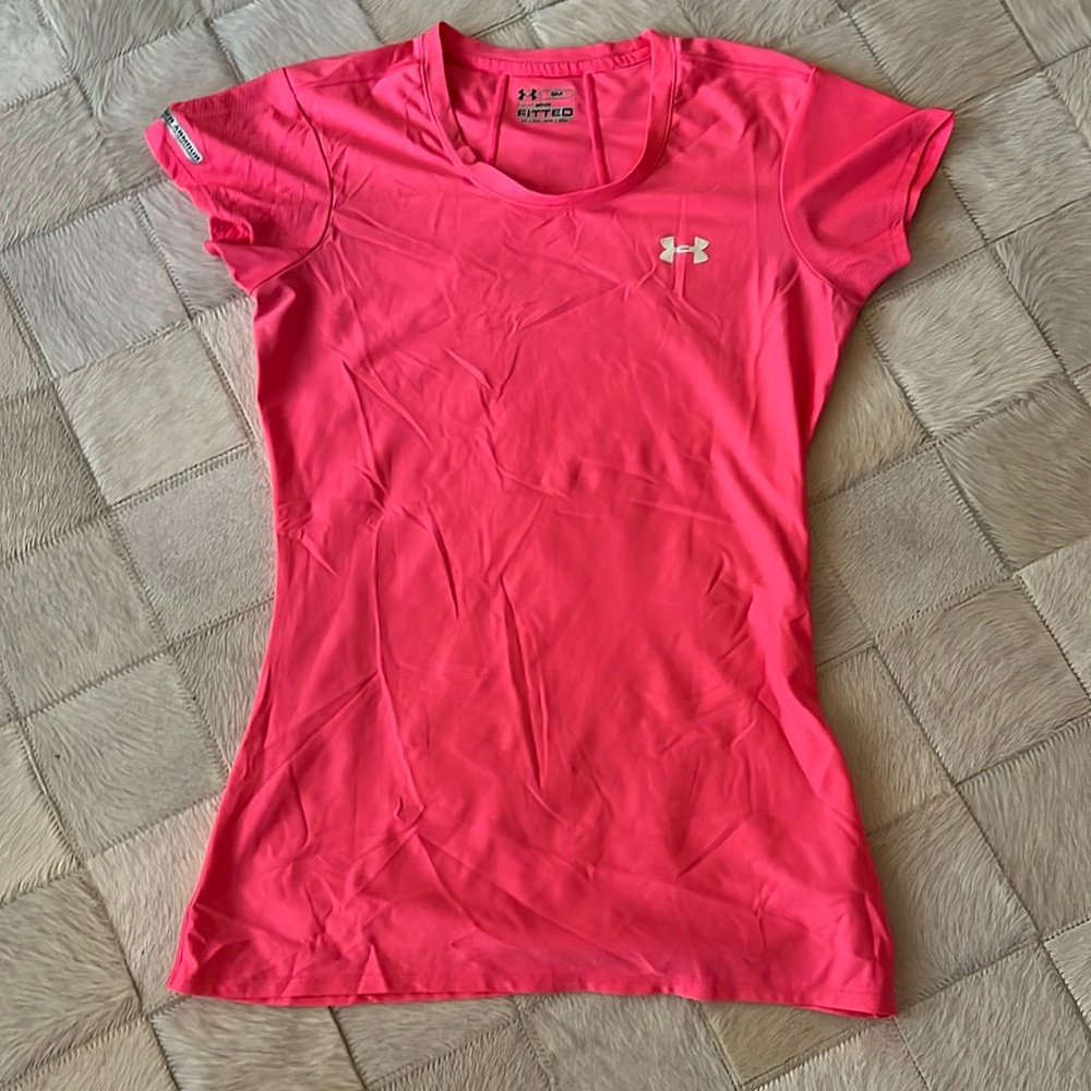 Under armor pink dry fit shirt great condition
